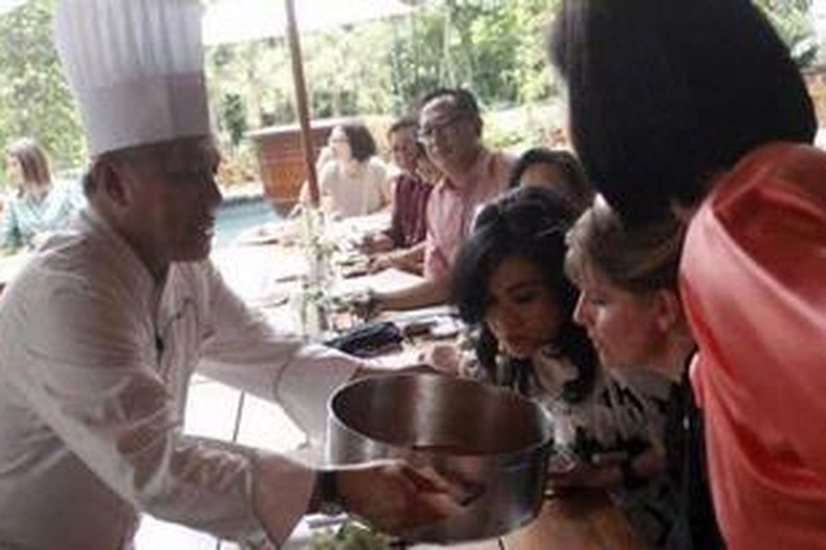 Chef Wan asal Malaysia melakukan demo memasak di The Dharmawangsa Jakarta, Jakarta Selatan, Kamis (26/7/2012). Demo ini mengangkat tema "Malaysian Royal Culinary Heritage", yaitu masakan khas istana sultan-sultan Malaysia seperti kuzi kambing, ayam panggang percik seri menanti dan rendang udang galah.