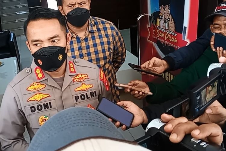 Kapolres Cianjur AKBP Doni Hermawan saat memberikan keterangan terkait kasus dugaan poliandri