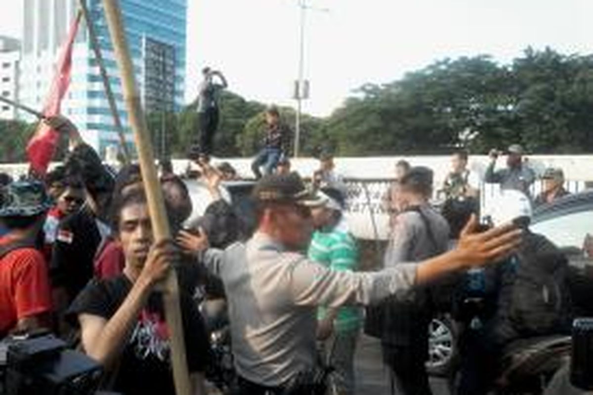 Mahasiswa memblokade jalan di depan Gedung DPR, Senayan, Jakarta Pusat, Kamis (25/9/2014)