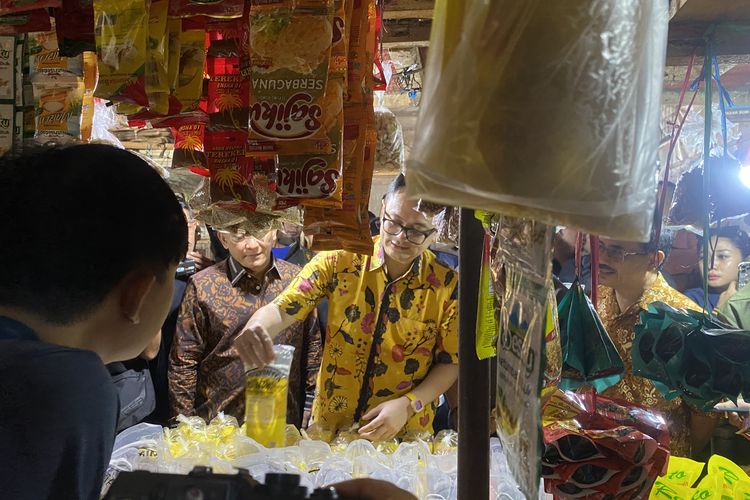 Wakil Menteri Perdagangan, Jerry Sambuaga (batik kuning), saat melakukan sidak di pasar Cisaat, Kabupaten Sukabumi, Jawa Barat. Selasa (25/6/2024)