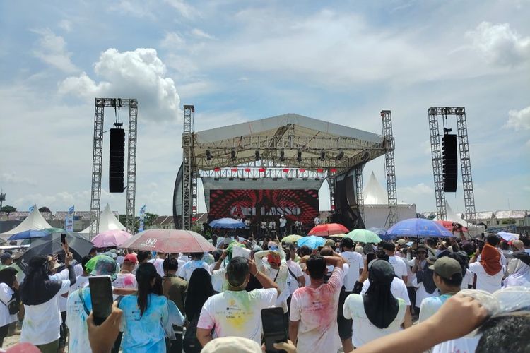 Paramount Color Walk 2025, Sabtu (13/12/2025) menghadirkan hiburan dari Ari Lasso. 