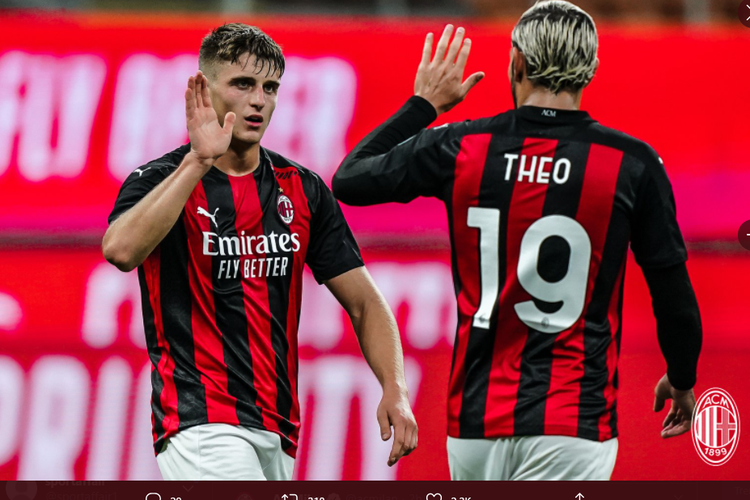 Pemain muda AC Milan, Lorenzo Colombo (kiri), merayakan gol ke gawang Bodoe/Glimt bersama rekan setimnya, Theo Hernandez (kanan), pada babak ketiga Kualifikasi Liga Europa, Jumat (25/9/2020) dini hari WIB.