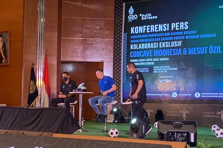 Pemain Fenerbahce, Mesut Oezil, berbicara di acara konferensi pers kolaborasi ekslusif dirinya bersama dengan Concave Indonesia di Balairung Soesilo Soedarman, Gedung Sapta Pesona Kementerian Pariwisata dan Ekonomi Kreatif pada Rabu (25/5/2022) sore WIB.