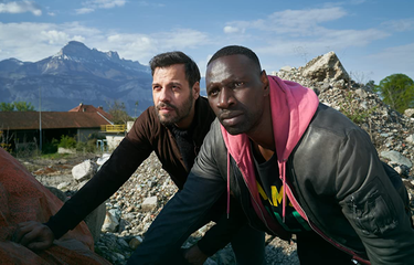 Ousmane Diakit&eacute; (Omar Sy) dan Fran&ccedil;ois Monge (Laurent Lafitte) dalam film The Takedown