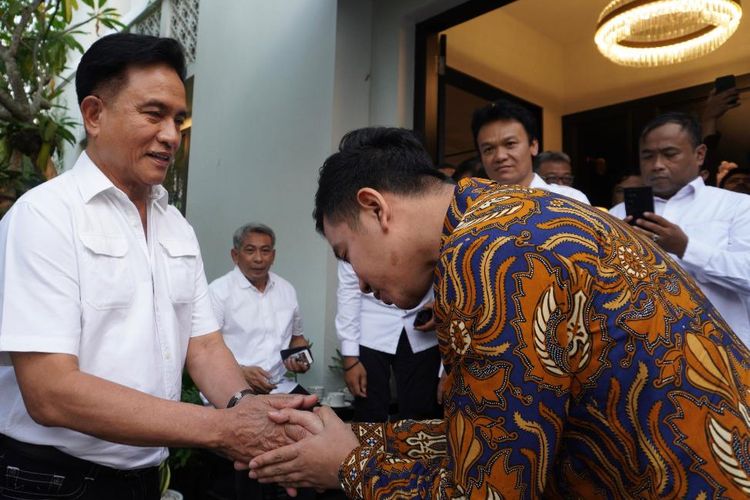 Wali Kota Solo Gibran Rakabuming Raka mengunjungi Ketua Umum Partai Bulan Bintang (PBB) Yusril Ihza Mahendra di kawasan Dharmawangsa, Kebayoran Baru, Jakarta Selatan, Sabtu (21/10/2023). 