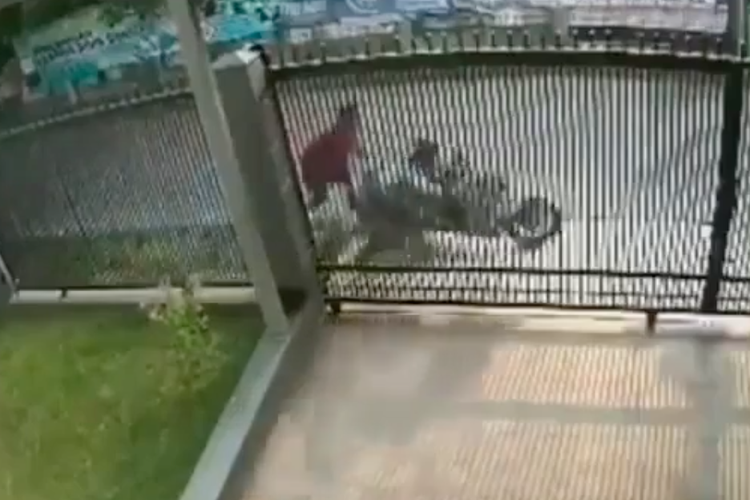 Viral video rekaman aksi penjambretan yang terjadi di Beji Timur, Depok, Jawa Barat.