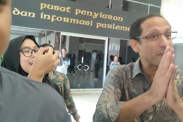 Menteri Pendidikan, Kebudayaan, Riset dan Teknologi (Mendikbud-Ristek) Nadiem Makarim memohon maaf karena tak bisa menjawab pertanyaan wartawan di Gedung DPR, Senayan, Jakarta, Selasa (21/5/2024) usai rapat kerja Komisi X DPR membahas tingginya biaya UKT.