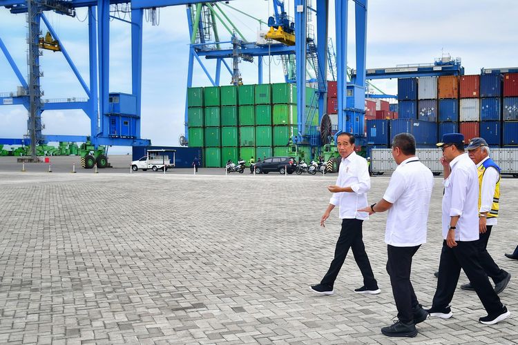 Presiden Joko Widodo meninjau pelabuhan baru di Makassar, Makassar New Port, yang baru saja diresmikan pada Kamis (22/2/2024). 