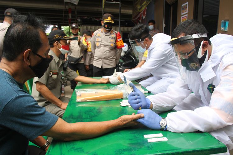 Rapid test Covid-19 gratis yang dilaksanakan Polres Metro Jakarta Barat, Kamis (24/12/2020).