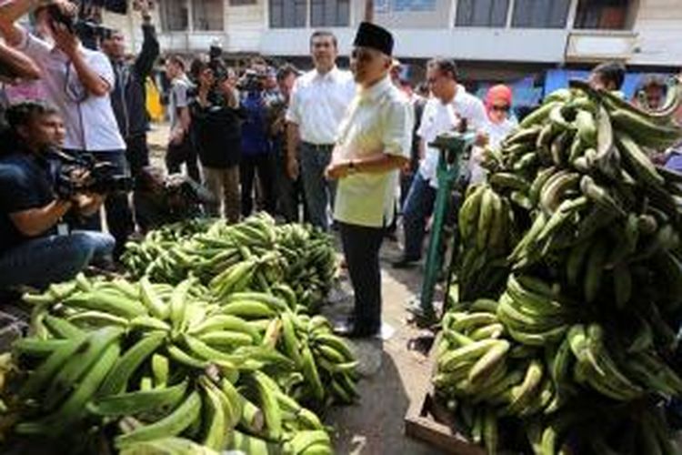 Calon wakil presiden nomor urut 1, Hatta Rajasa, berdialog dengan pedagang buah di Pasar Caringin, Bandung, Jawa Barat, dalam rangkaian kampanye Pilpres 2014, Rabu (2/7/2014). Dalam dialog dengan pedagang, Hatta bertanya tentang pasokan buah dari berbagai daerah jelang Lebaran.