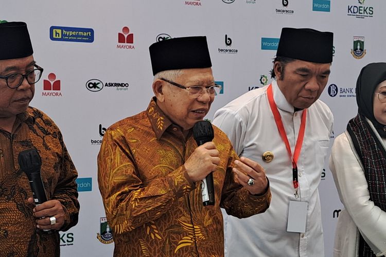 Wakil Presiden Ma'ruf Amin memberikan keterangan pers di Menara Syariah, Tangerang, Selasa (2/4/2024).