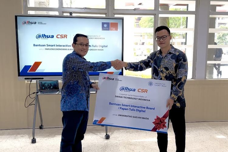 PT Dahua Vision Technology Indonesia menyerahkan bantuan Smart Interactive Board atau papan tulis digital ke FEB UGM (14/3/2024).