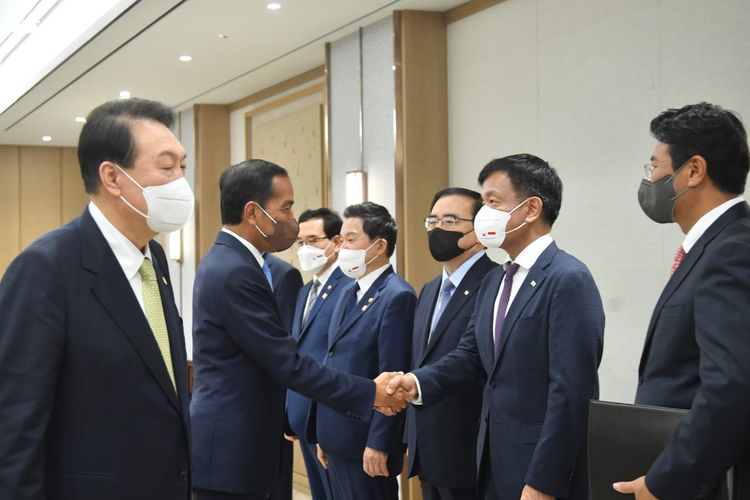 Presiden Joko Widodo didampingi Presiden Korea Selatan Yoon Suk Yeol menjabat tangan delegasi Korea Selatan di sela-sela pertemuan bilateral di Kantor Kepresidenan Yongsan, Seoul, Kamis (28/7/2022).