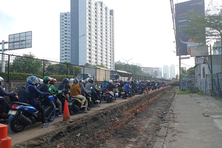 Lalu Lintas di Jalan Arjuna Selatan Padat akibat Proyek Galian Air