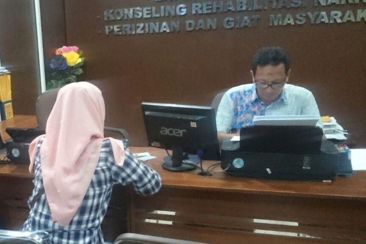 MW saat melaporkan suaminya ke Polresta Palembang lantaran tepergok selingkuh dengan wanita lain