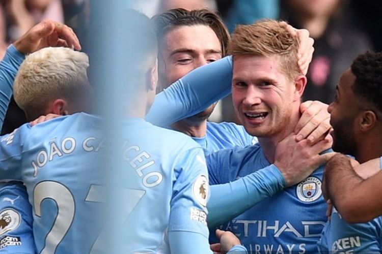 Gelandang Man City, Kevin De Bruyne, merayakan gol bersama rekan setimnya usai menjebol gawang Chelsea dalam laga Liga Inggris di Stadion Etihad, Sabtu 15 Januari 2022.