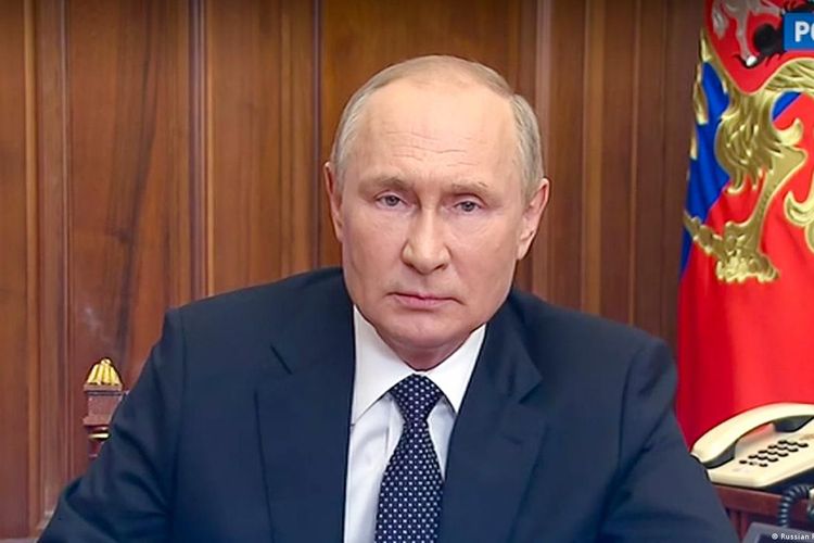 Presiden Rusia Vladimir Putin berbicara kepada warganya di Moskwa di tengah terjadinya kemunduran atas invasinya ke Ukraina.