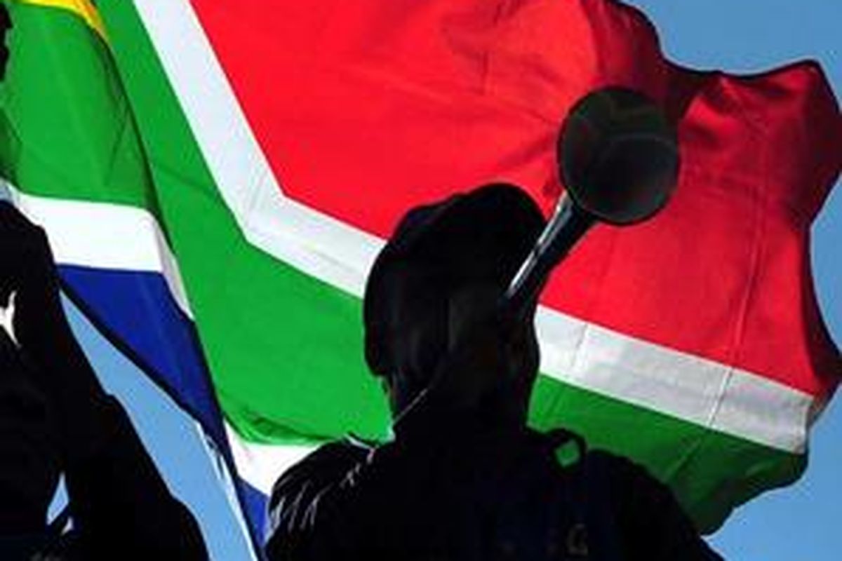 Seorang pendukung timnas Afsel meniup vuvuzela (teromopet tradisional Afsel) untuk menyambut para pemain negaranya.