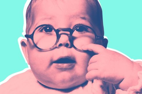 Ahli Jelaskan Mengapa Kita Senang Melihat Bayi Mungil Berkacamata