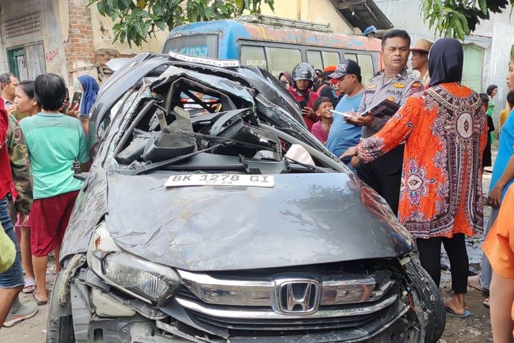 Kondisi Mobil Honda Mobilo usai tertabrak kereta di Desa SM Diski, Kecamatan Sunggal, Kabupaten Deli Serdang, Sumatera Utara, Sabtu (30/3/2024). Dalam insiden ini 4 penumpangnya tewas 