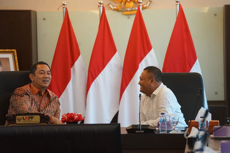Kepala LKPP Hendrar Prihadi berbincang dengan Pemerintah Kabupaten Gianyar yang datang ke Kantor LKPP, Jakarta, Kamis (9//3/2023).