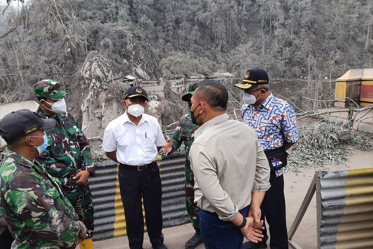 Menko PMK, Muhadjir Effendy saat meninjau Jembatan Gladak Perak di Lumajang yang putus akibat erupsi Gunung Semeru, Senin (6/12/2021).