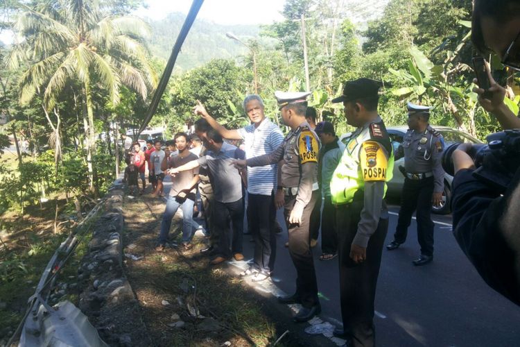Gubernur Jawa Tengah, Ganjar Pranowo meninjau langsung lokasi kecelakaan maut bus Rosalia Indah di jalur Bayeman, Desa Tlahab Lor, Kecamatan Karangreja, Purbalingga, Rabu (28/6/2017).