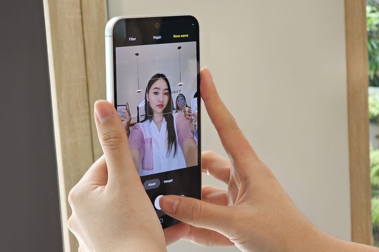 Ilustrasi kamera selfie 10 MP di Samsung Galaxy S23 FE 5G. Kamera depan ponsel ini menggunakan sensor kamera yang sama seperti Samsung foldable series dan memiliki ukuran piksel yang lebih besar dibanding kamera selfie 32 MP Galaxy S21 FE (2022).