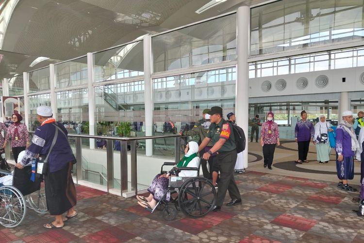 Kondisi penumpang pesawat Saudia Airlines dengan nomor penerbangan SVA 5688 rute Jeddah?Surabaya saat dievakuasi ke Terminal Bandara Internasional Kualanamu, Deli Serdang, Sumatera Utara imbas adanya ancaman bom tadi pagi, Sabtu (21/6/2025). (DOK. Puspen TNI)