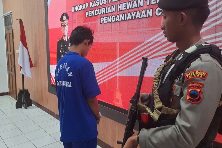 Pelaku yang membobol minimarket dihadirkan saat ungkap kasus di Mapolres Blora, Jawa Tengah, Jumat (18/8/2023)