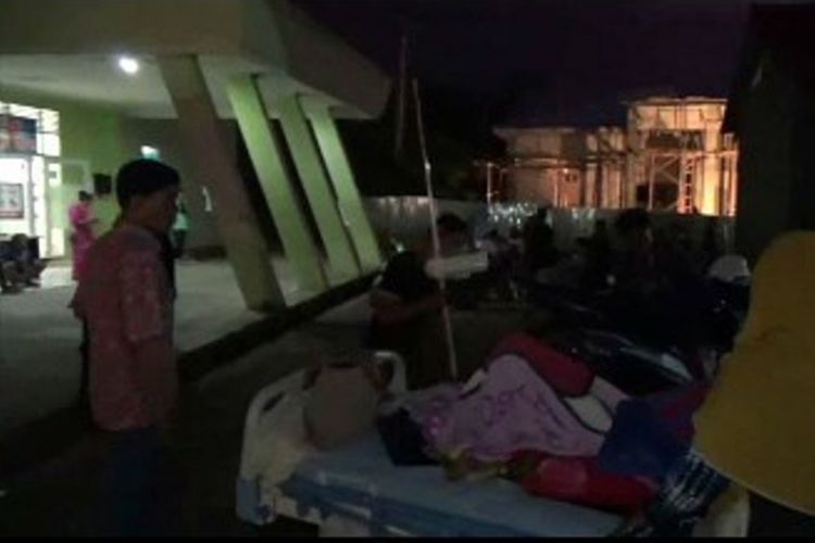 Lantaran panik diguncang gempa 7,7 sr, pasien di rumah sakit mamuju berhamburan keluar runagan untuk menyelamatkan diri