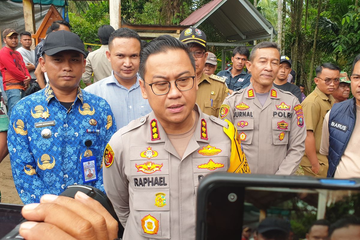 Kapolresta Deli Serdang Kombes Raphael Sandhy Cahya Priambodo diwawancarai di Desa Negara Beringin, Kabupaten Deli Serdang, pada Selasa (1/10/2024). 