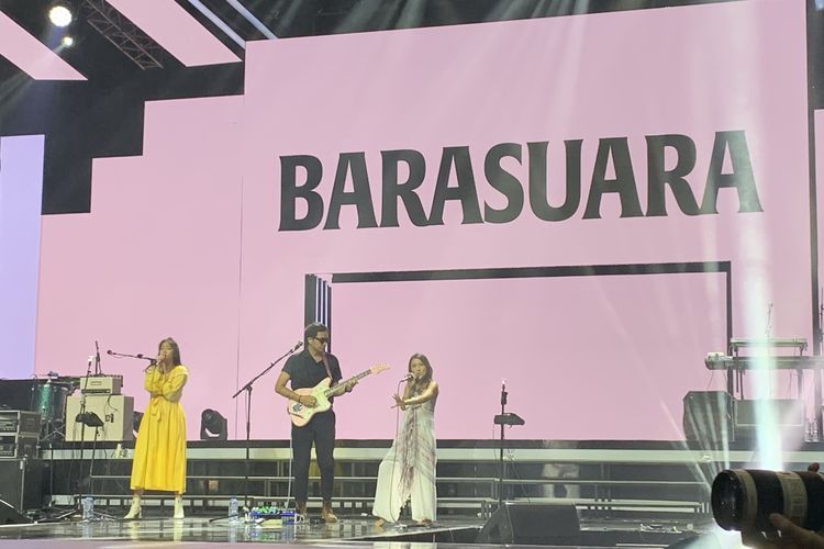 Grup band Barasuara tampil membawakan total 11 lagu, diawali Sendu Melagu dan diakhiri Api dan Lentera di Allo Bank Festival 2022 hari ketiga yang digelar di Istora Senayan, Jakarta Pusat, Minggu (22/5/2022).