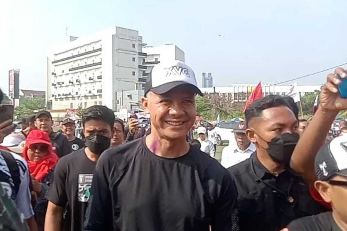 Capres Nomor Urut 3 Ganjar Pranowo saat acara Senam Sicita bersama Ganjar Pranomo di Lapangan Bola JVC, Telukjambe Timur, Karawang, Jumat (15/12/2023).