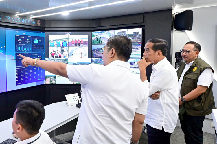 Presiden Joko Widodo (Jokowi) meninjau Command Center Tahap I IKN, Jumat (1/3/2024).