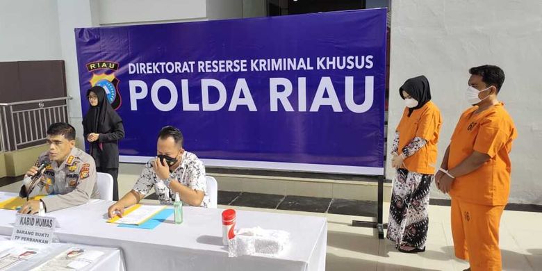 Kabid Humas Polda Riau Kombes Pol Sunarto saat menggelar konferensi pers pengungkapan kasus pencurian uang tabungan nasabah yang dilakukan sepasang mantan teller Bank Riau-Kepri Cabang Rohul, Riau, Selasa (30/3/2021).