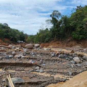 Suasana kampung Arman Zebua (25), di Lorong 4, Desa Hutanabolon, Kecamatan Tukka, Kabupaten Tapanuli Tengah, Sumatera Utara usai diterjang banjir dan longsor. 