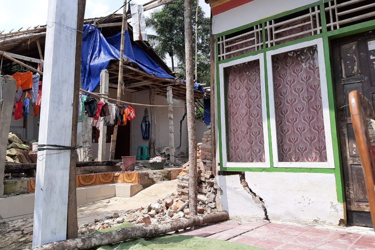 Rumah rusak akibat pergerakan tanah di Kabupaten Lebak, Provinsi Banten, dipotret Minggu (12/5/2019)