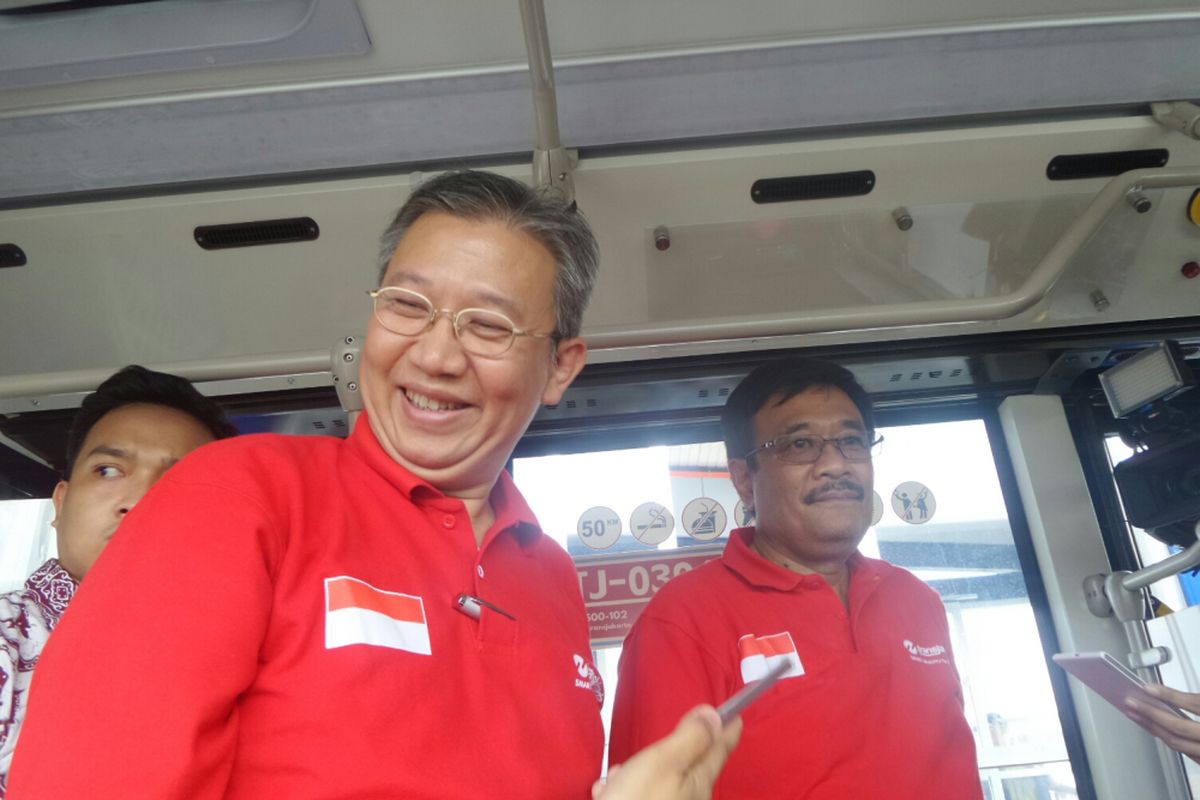 Plt Gubernur DKI Jakarta Djarot Saiful Hidayat dan Dirut Transjakarta Budi Kaliwono ketika meninjau koridor 13, Senin (15/5/2017). 