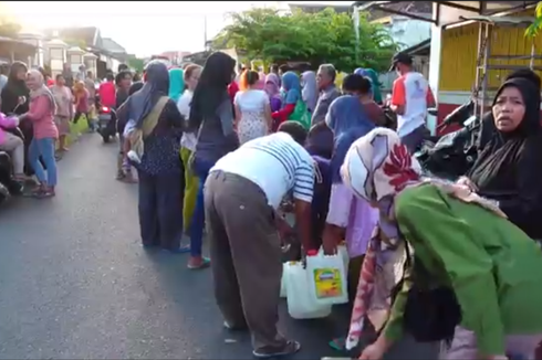 Warga di Lumajang Rela Antre Berjam-jam untuk Membeli Minyak Goreng Curah
