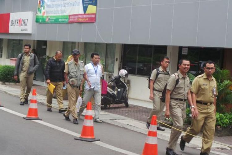 Pegawai negeri sipil (PNS) DKI Jakarta pulang lebih awal selama bulan Ramadhan, yakni pukul 14.00. Hal ini berdasar Keputusan Gubernur Nomor 1348 Tahun 2016 tentang Pengaturan Jam Kerja Selama Bulan Suci Ramadhan Tahun 2016.