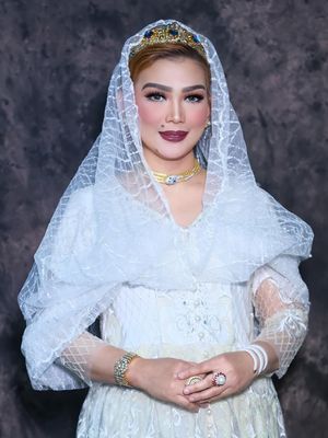 9 gaya Sarifah Suraidah disorot warganet. Dari topi lebar hingga kebaya glamor, penampilannya kerap disebut bak ?noni Belanda?.