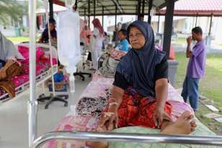 Korban gempa dirawat di lorong RSUD Kabupaten Pidie Jaya, Aceh, Sabtu, (8/12/2016). Gempa bumi berkekuatan 6,5 SR yang berpusat di Pidie Jaya, Aceh pada Rabu lalu ini, mengakibatkan lebih dari 100 orang tewas dan ratusan lainnya luka-luka.