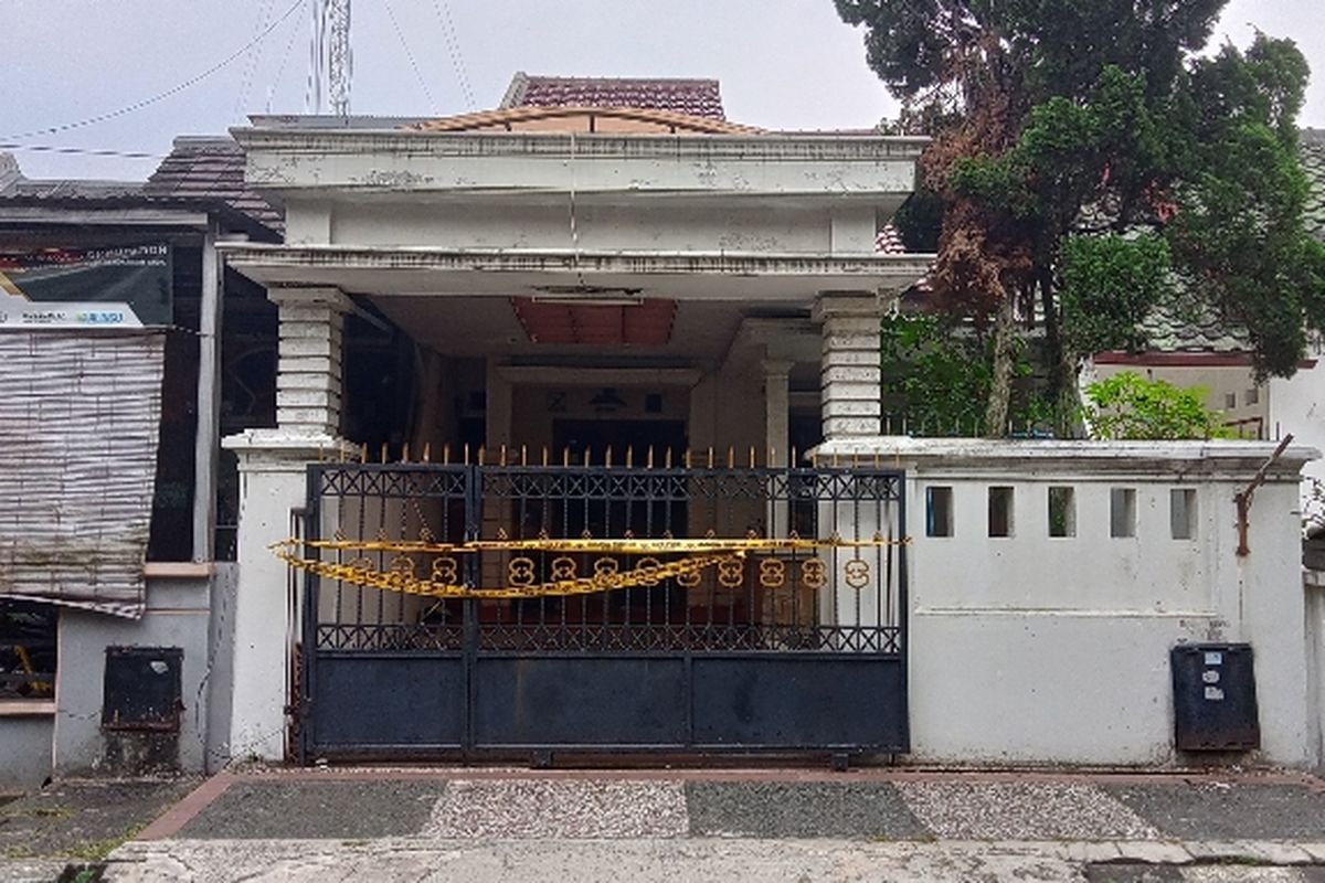 Sebuah rumah di Vila Dago Pamulang digerebek polisi pada Senin (26/9/2022) karena diduga menjadi tempat praktik tindak pidana perdagangan orang (TPPO). Pantauan kompas.com di lokasi pada Rabu (28/9/2022), rumah tersebut sudah dipasangi garis polisi