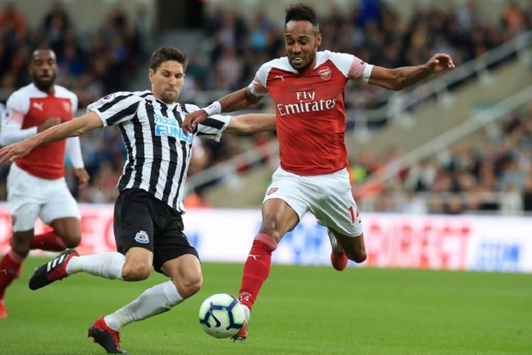 Federico Fernandez mencoba mencegat Pierre-Emerick Aubameyang pada laga Newcastle United vs Arsenal dalam lanjutan pertandingan pekan ke-5 Premier League di St. James Park, 15 September 2018. 