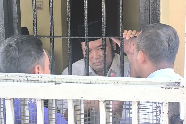 Terpidana Zainal Arifin berada di ruang tahanan Pengadilan Negeri Pamekasan dan ditemui sejumlah keluarganya usai sidang putusan, Kamis (4/12/2025)