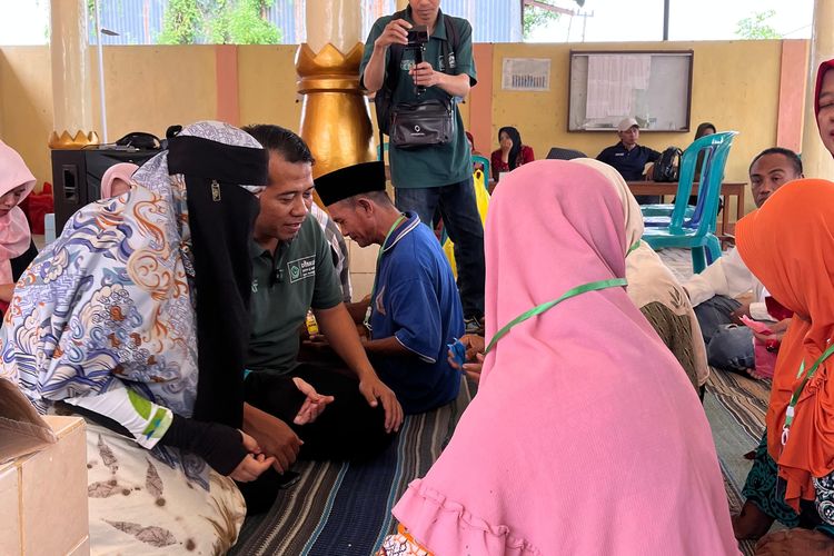 Belasan ODGJ dilatih membuat kubus dan bunga dari kertas plastik, di Desa Panaguan, Kec. Larangan Pamekasan, Senin (23/6/2025).