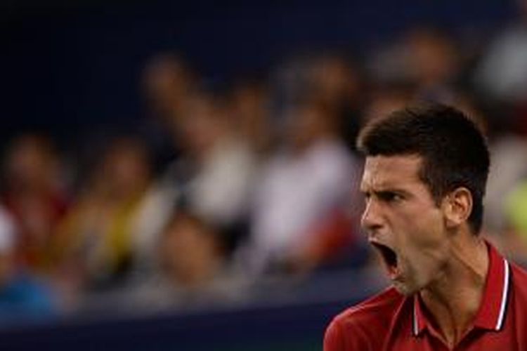 Petenis Serbia, Novak Djokovic, berteriak setelah meraih poin atas petenis Austria, Dominic Thiem, pada babak kedua Shanghai Masters di Qizhong Tennis Stadium, Shanghai, Rabu (8/10/2014). Djokovic menang 6-3, 6-4.