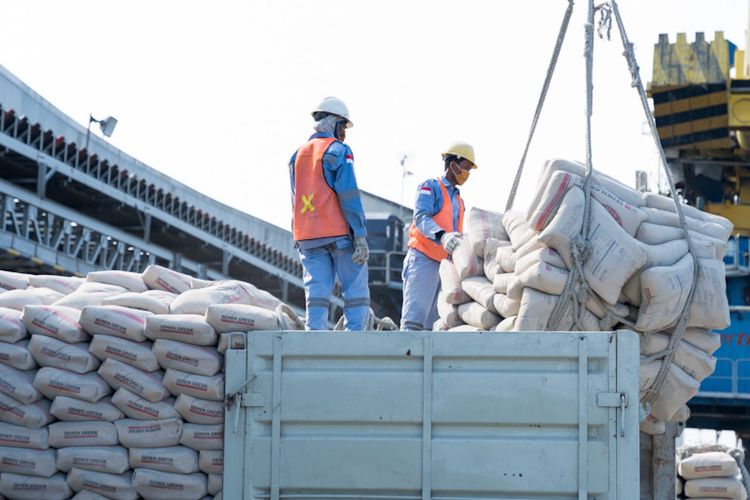 Aktivitas bongkar muat semen di pelabuhan khusus SIG, Tuban, Jawa Timur.