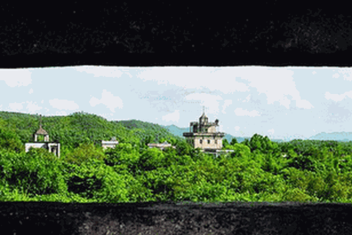 Deretan diaolou di Majianglong, Kaiping, Jiangmen, Guangdong, China. Bangunan berarsitektur campuran Eropa-Asia itu dibangun para saudagar asal Kaiping yang sukses dalam perantauan di mancanegara. Diaolou dibangun untuk hunian, benteng, dan monumen yang menggabungkan unsur keamanan, keindahan, dan kekayaan sang pemilik. Diaolou ramai dibangun awal abad ke-20 dan pada tahun 2007 ditetapkan oleh UNESCO sebagai bagian dari warisan budaya dunia.